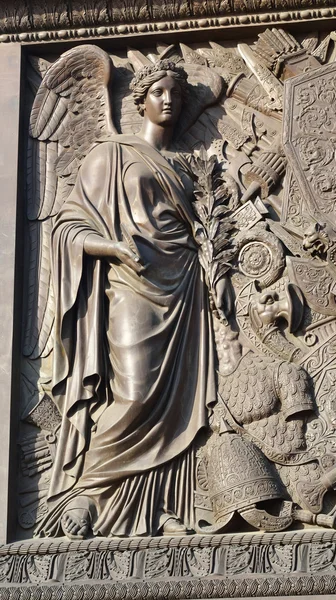 Płaskorzeźba na kolumna aleksandrovsky. — Zdjęcie stockowe