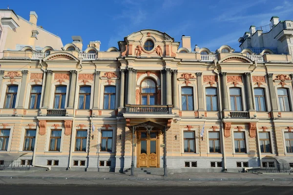La facciata del palazzo a San Pietroburgo — Foto Stock