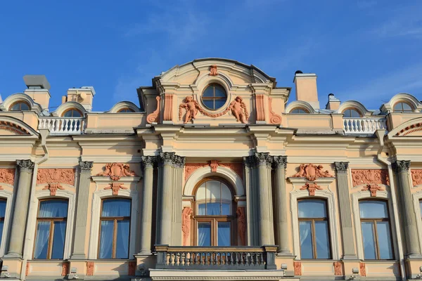 Fasada pałacu w Sankt Petersburgu — Zdjęcie stockowe