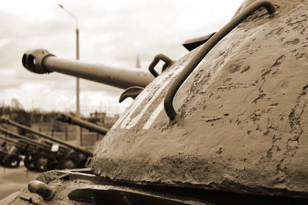 Σκουριασμένο παλιά Σοβιετική στρατιωτική δεξαμενή. σέπια. — Φωτογραφία Αρχείου