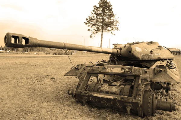 Roestige oude Sovjet militaire tank. Sepia. — Stockfoto