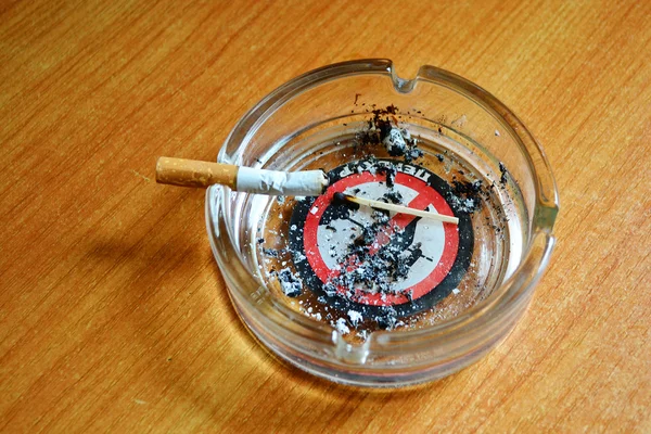 Cendrier avec un mégot de cigarette — Photo