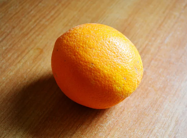 Arancione su tavole di legno — Foto Stock