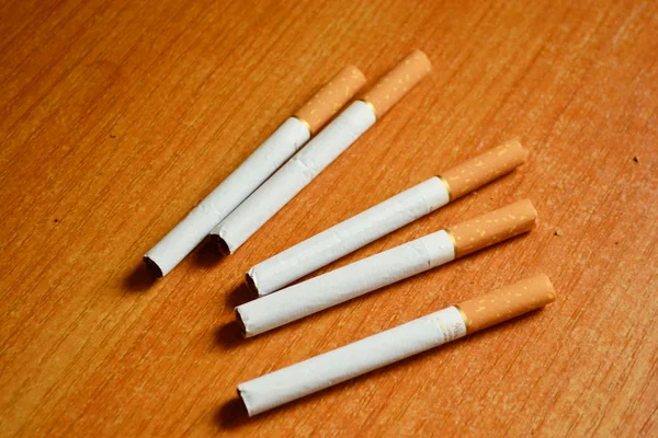 Сигареты на столе — стоковое фото