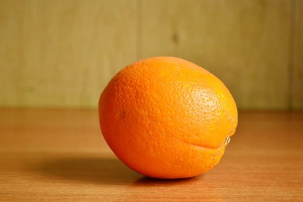 Оранжевый на деревянных досках — стоковое фото