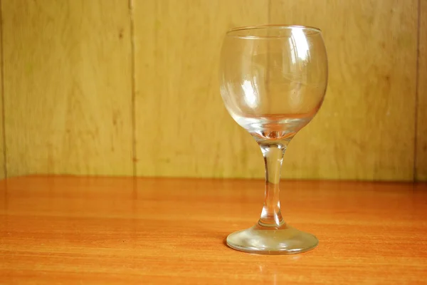 Kieliszek do wina na stole drewniane — Zdjęcie stockowe
