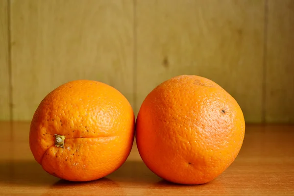 Naranjas sobre tablas de madera — Foto de Stock