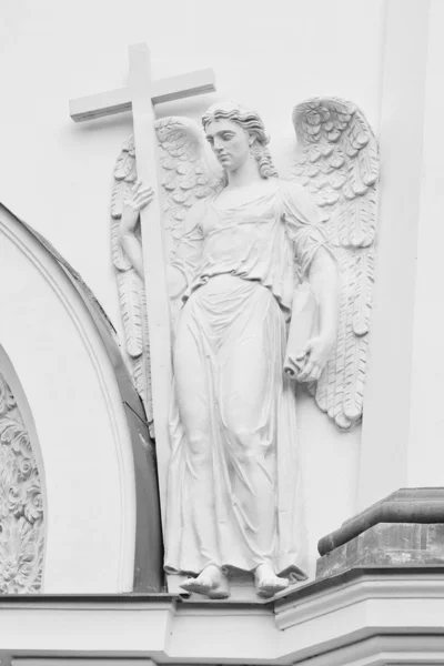 Anioł z krzyża. czarno-białe. — Zdjęcie stockowe