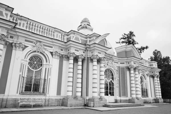 Grotto pavilion in Tsarskoe Selo . Black and white. — Stock Photo, Image