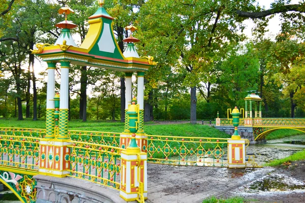 Мост в Александровском парке в Царском Селе — стоковое фото