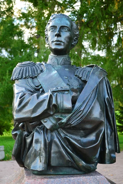 Uma estátua de bronze de um homem em Tsarskoe Selo — Fotografia de Stock