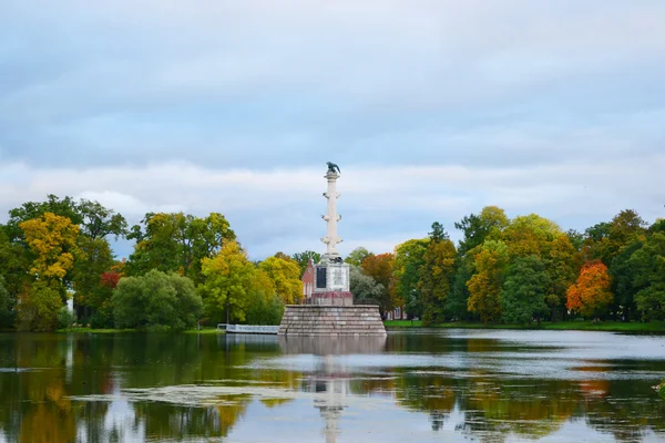 Jezioro w parku ekaterinensky — Zdjęcie stockowe