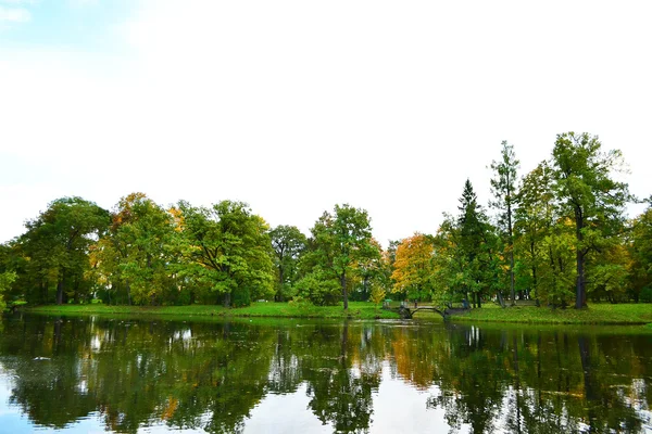秋の公園の湖 — ストック写真