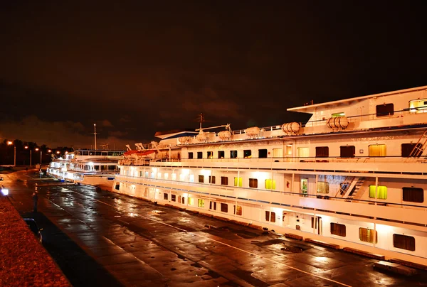 Vista noturna do barco de cruzeiro  . — Fotografia de Stock