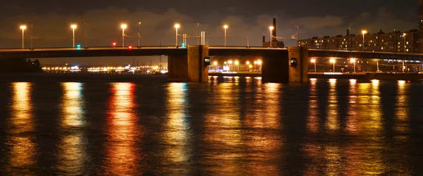 Night view of Volodarsky Bridge in St Petersburg — Stock Photo, Image