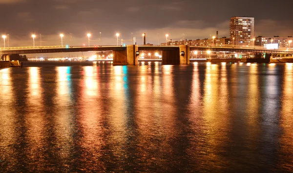 Nacht uitzicht op volodarsky brug in Sint-petersburg — Stockfoto