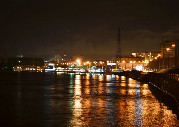 Wgląd nocy nasyp w Sankt Petersburgu — Zdjęcie stockowe