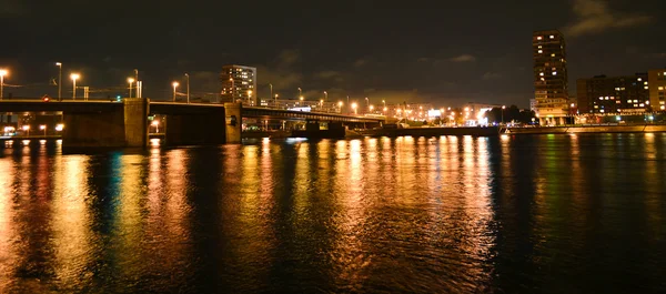 Вид ночью на Володарский мост в Санкт-Петербурге — стоковое фото