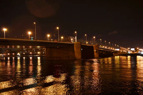Vista notturna del ponte Volodarsky a San Pietroburgo — Foto Stock