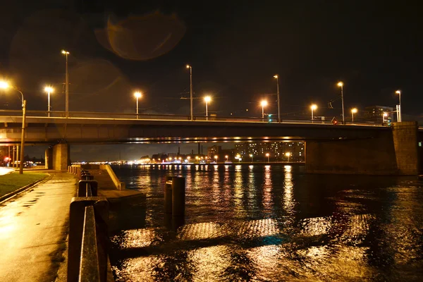Natt syn på volodarsky bro i st petersburg — Stockfoto