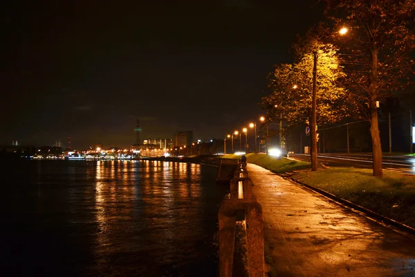 Night view of embankment in St Petersburg — Stock Photo, Image