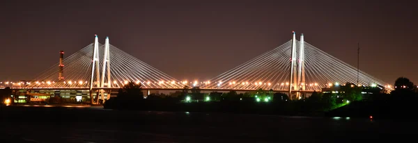 大きな斜張橋の夜では、セント ピーターズバーグ — ストック写真