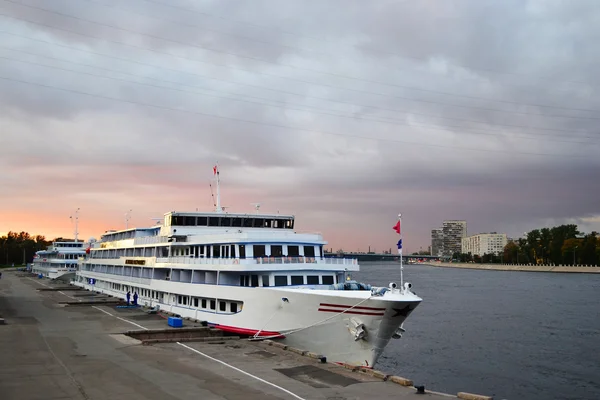 Höst solnedgång och cruise ship flod i Sankt petersburg — Stockfoto