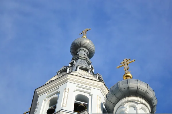 Koepels van orthodoxe kathedraal in kronshtadt — Stockfoto