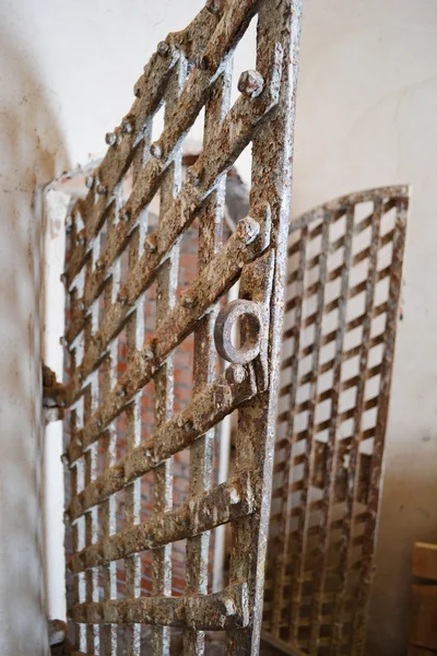 Porta de ferro enferrujado — Fotografia de Stock