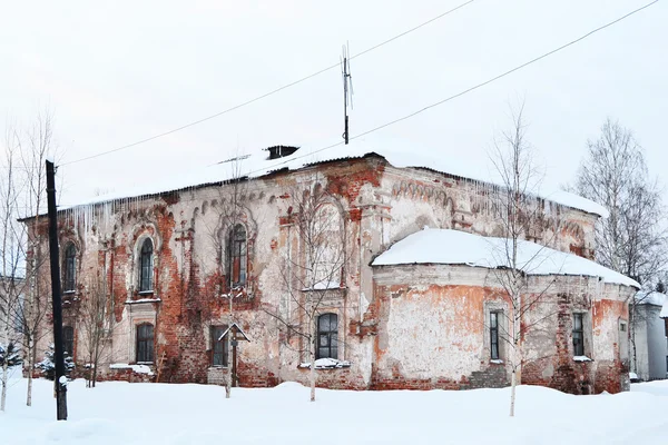 Ruinen einer Kirche in Tikhvin. — Stockfoto