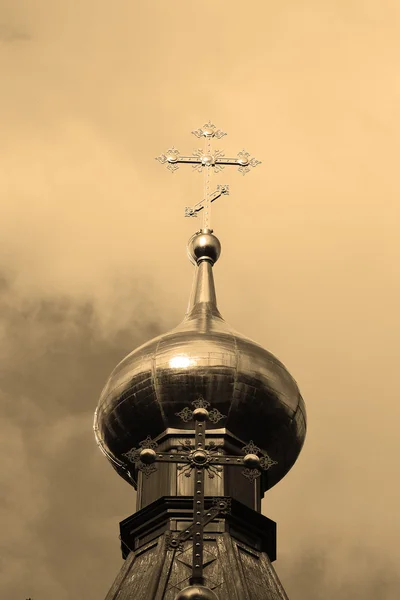 Купол церкви с крестом. Сепия . — стоковое фото