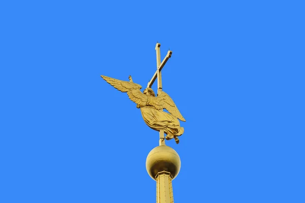 Ангел на шпиле Петропавловского собора — стоковое фото