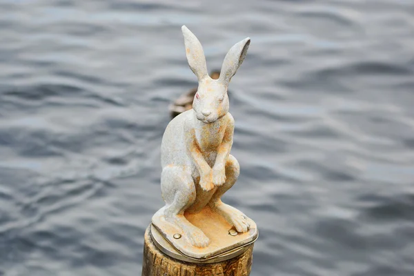 Bulanık su arka planda hare heykeli — Stok fotoğraf