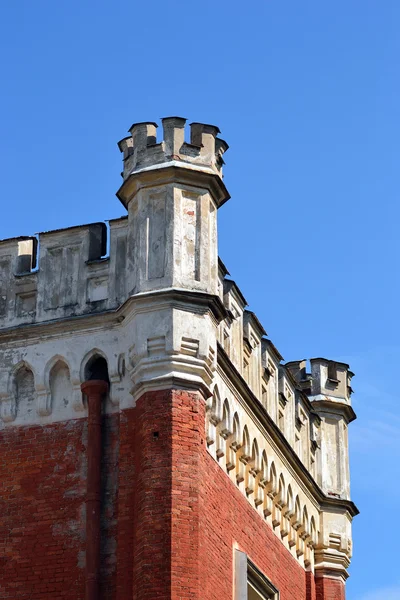 Архитектурные детали старого здания в Петергофе — стоковое фото