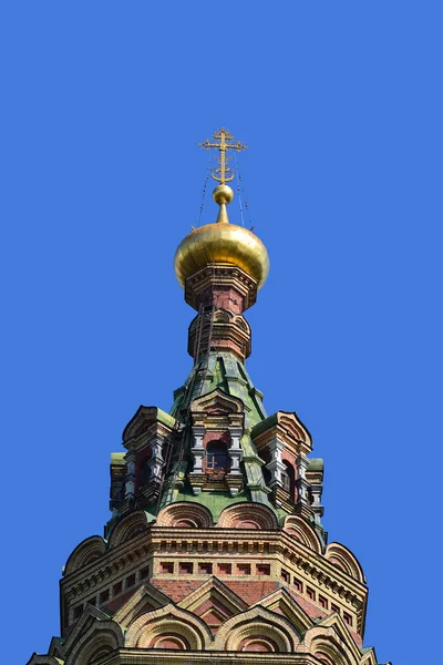 Koepel van de kathedraal in peterhof, Rusland — Stockfoto
