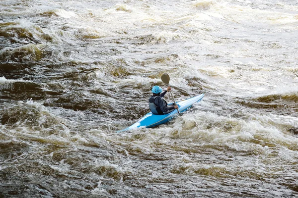 Nehir vuoksi üzerinde kanocu — Stok fotoğraf