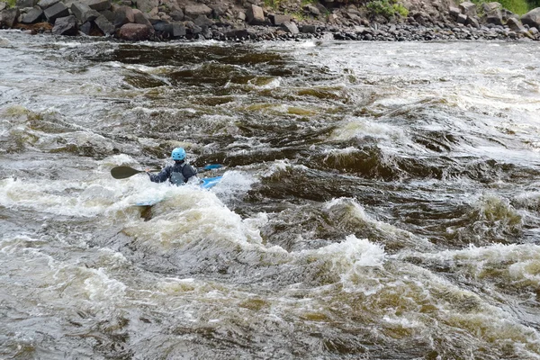 Kajakfahrer auf dem Fluss Vuoksi — Stockfoto