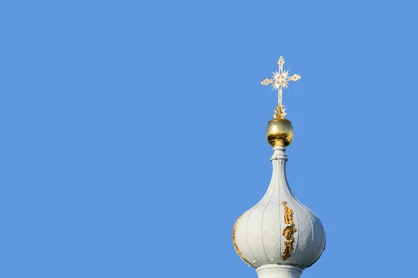 Cúpula de la Catedral de Smolny sobre fondo azul cielo —  Fotos de Stock