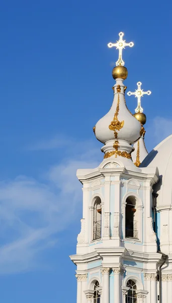 Fragmento da Catedral de Smolny em um dia ensolarado de verão — Fotografia de Stock