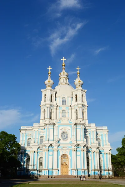 日当たりの良い夏の日スモーリヌイ聖堂もあります。 — ストック写真