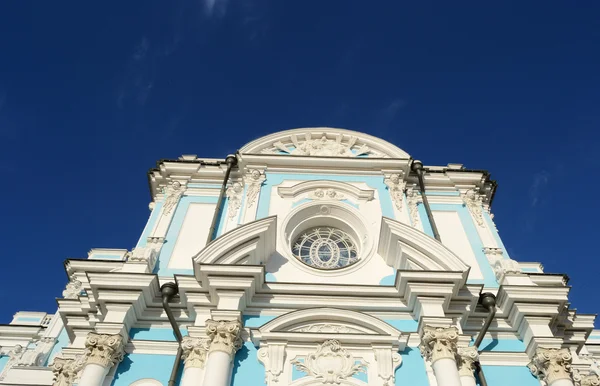 Fragmento de la Catedral de Smolny en un día soleado de verano —  Fotos de Stock