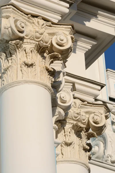 Columna de la Catedral de Smolny en un día soleado de verano —  Fotos de Stock