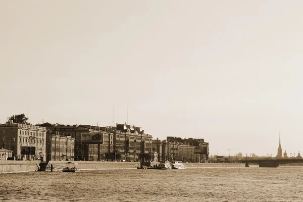 圣彼得堡涅瓦河的码头。棕褐色. — 图库照片