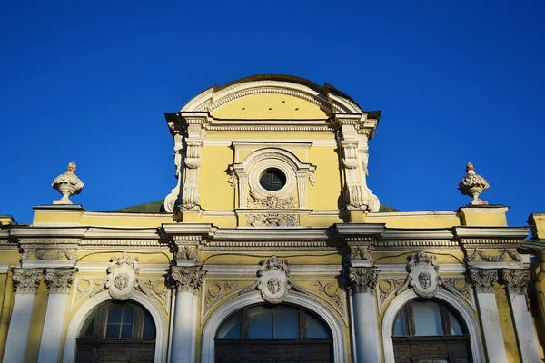 Fasáda paláce v Petrohradě — Stock fotografie
