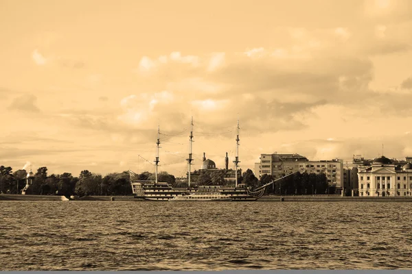 Vista do St.Petersburg. Sépia . — Fotografia de Stock