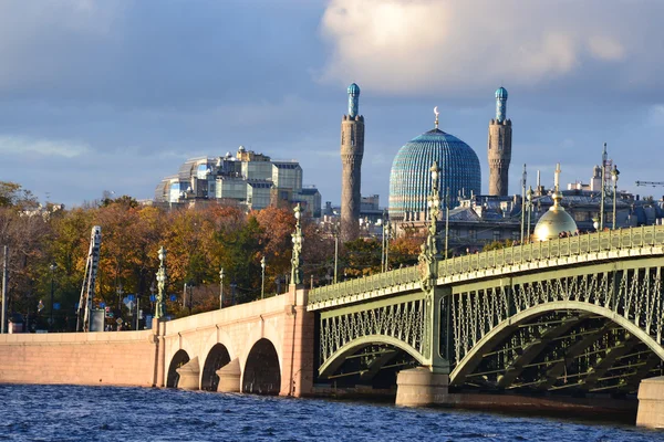 Weergave van de moskee en trinity bridge — Stockfoto