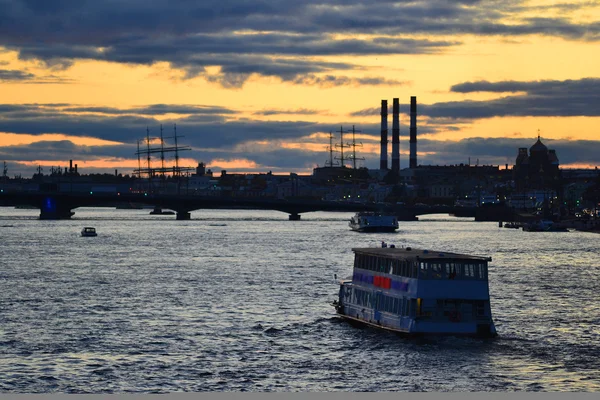 Veduta di San Pietroburgo dopo il tramonto — Foto Stock