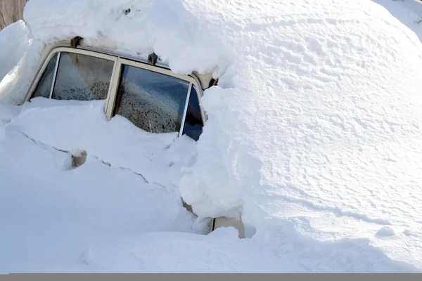 在雪堆中车 — 图库照片