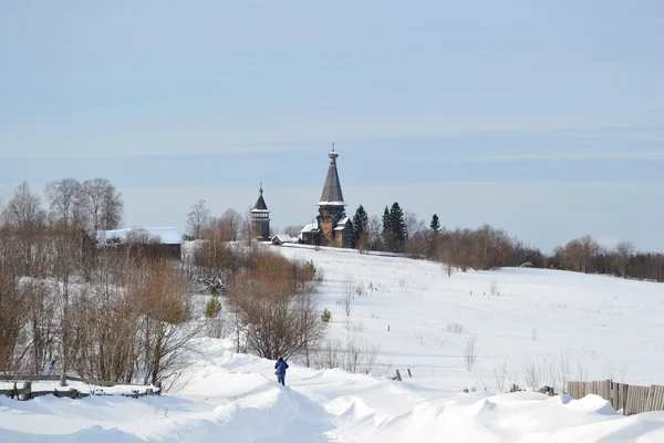 Winterlandschap met orthodoxe kerk — Stockfoto