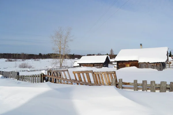 Vista invernale del piccolo villaggio russo — Foto Stock